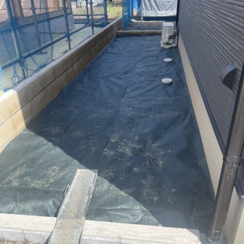 防草シート敷きです。