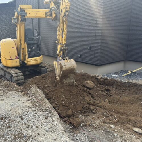 本日より工事着工となります。駐車場部分の掘削作業より作業開始です。