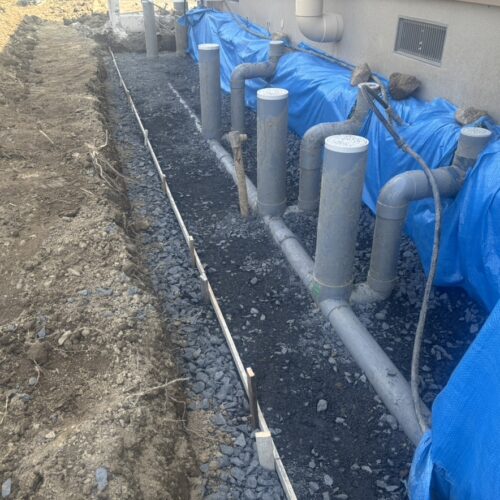 北側基礎擁壁部分の砕石入れ及びベース型枠組み作業となります。