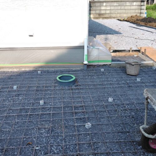 ワイヤーメッシュ敷き養生です。