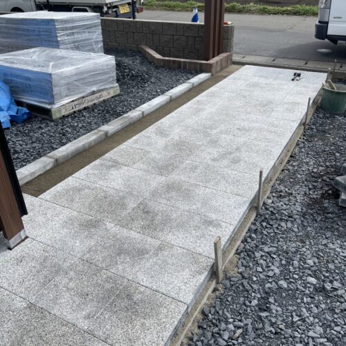 アプローチ平板施工です。