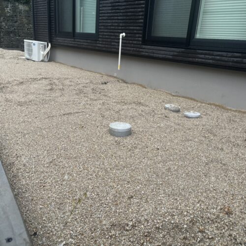 お庭側の山砂搬入作業となります。