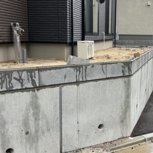 ブロック積みです。