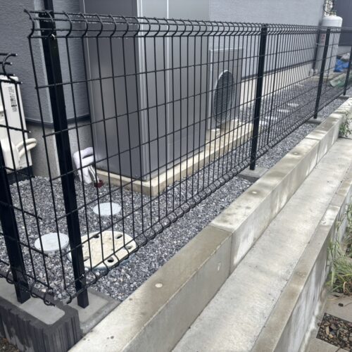 北側の境界のフェンス本体の取り付けとなります。