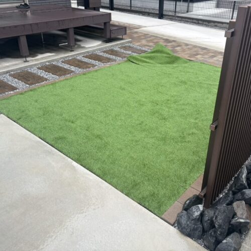 植栽のアオハダを手配中となります。植栽の手配をしまして次は植え込み作業予定です。