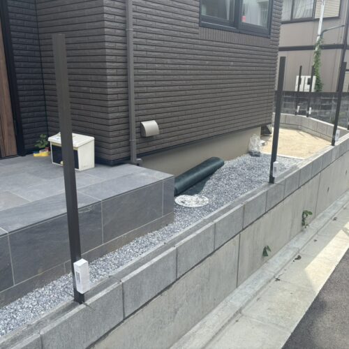 境界側のブロックのフェンスの柱の建て込み作業となります。