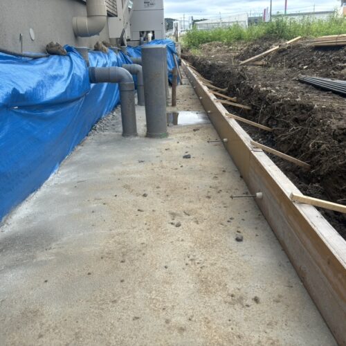 北側境界の擁壁基礎部分のベース型枠組み作業となります。
