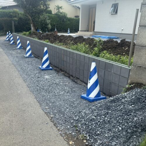 北側境界土止め部分のブロック積み作業となります。