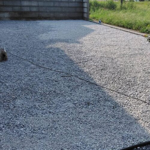 ６号砕石敷きです。