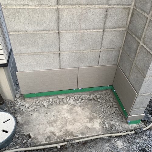 タイル下端、1段目貼りです。