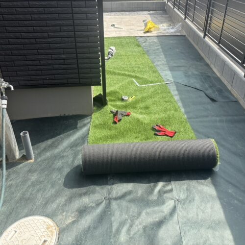 お庭の人工芝張り作業となります。