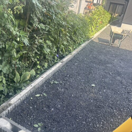 本日より境界フェンス工事着工となります。フェンスの柱の建て込み作業となります。