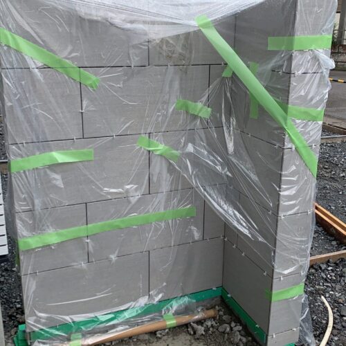 門柱タイル貼りです。