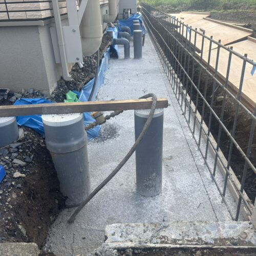 北側擁壁基礎部分のベースコンクリートの養生となります。