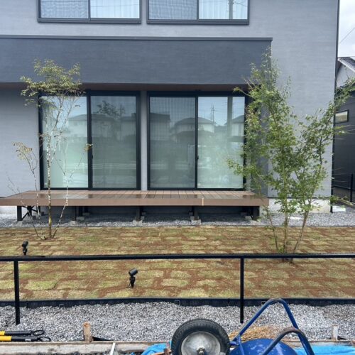 お庭の植栽作業となります。