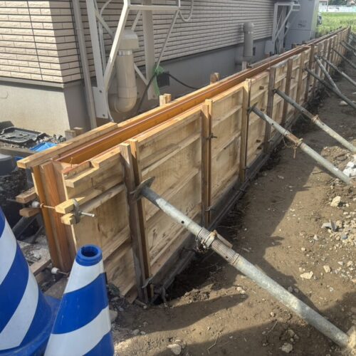 北側擁壁部分の型枠組み作業となります。
