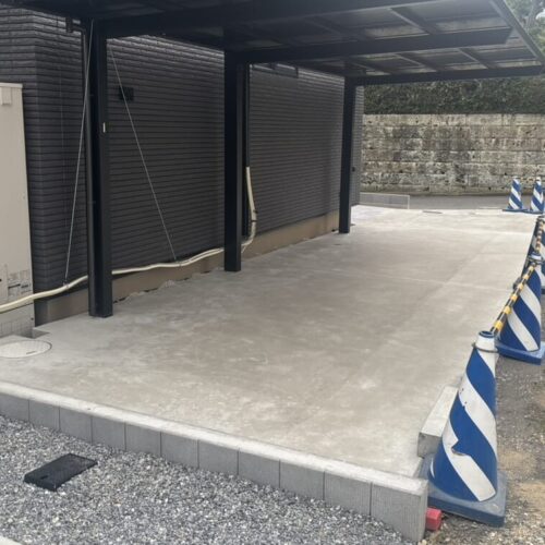 駐車場土間コンクリートの養生中となります。