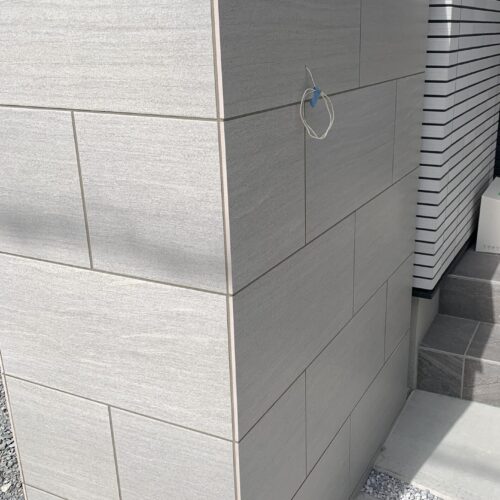 門袖タイルの目地入れです。