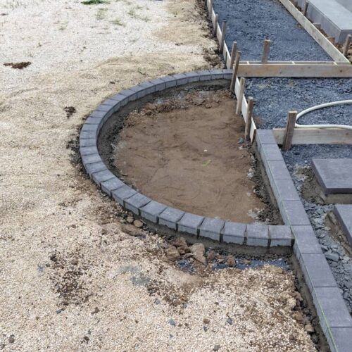 花壇の見切り積みです。