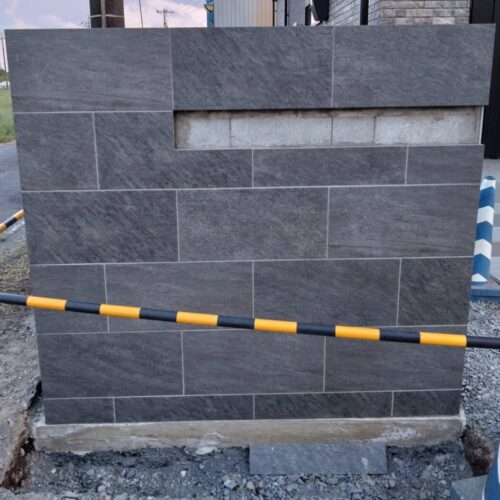 門袖タイル張り作業となります。