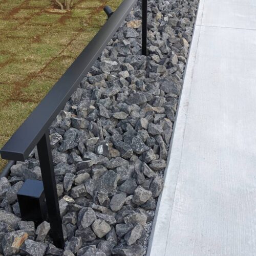 庭の手すりフェンスへ玉石搬入となります。