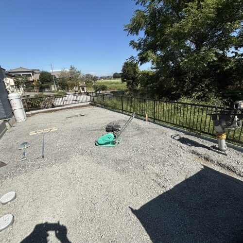 駐車場土間コンクリート部の下地砕石入れ込み、ランマ、プレートの転圧です。