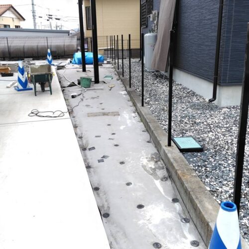 フェンス支柱建てです。