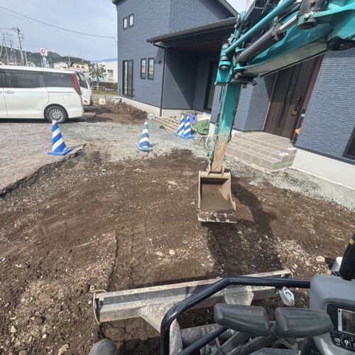 駐車場土間コンクリート部の床掘整地です。