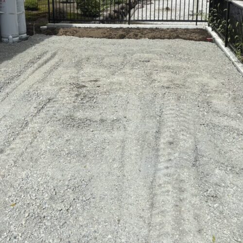 駐車場土間コンクリート部の下地砕石の敷き均しです。