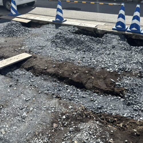 掘削及び砕石入れ作業となります。