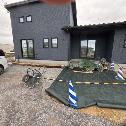 防草シート敷きです。