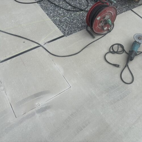 既存のコンクリートへカーポート柱部分の切り込みハツリ作業開始です。