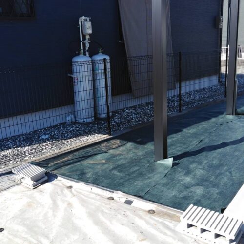 フェンス取り付け、防草シート敷きです。