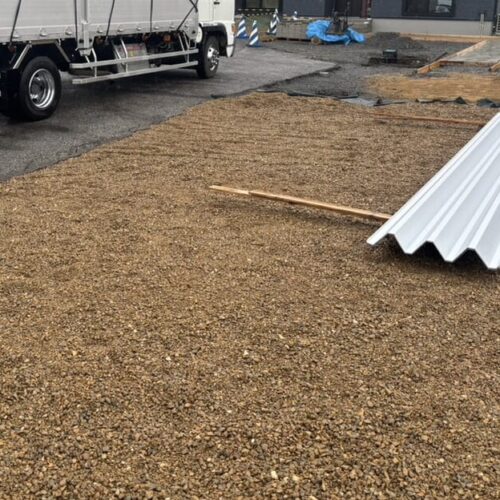 カーポートの折板屋根材料の搬入となります。