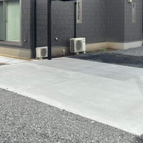 駐車場およびアプローチのコンクリートの養生完了となります。