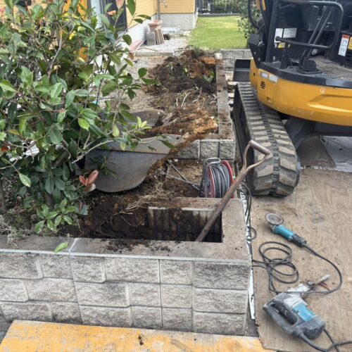 抜根作業と既存ブロックの解体撤去作業となります。