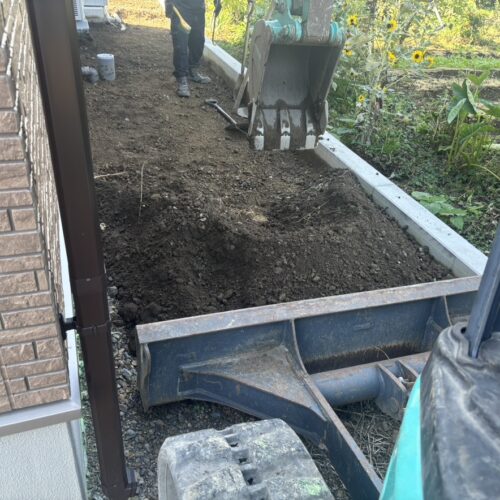 北側犬走りコンクリート部分の掘削作業となります。