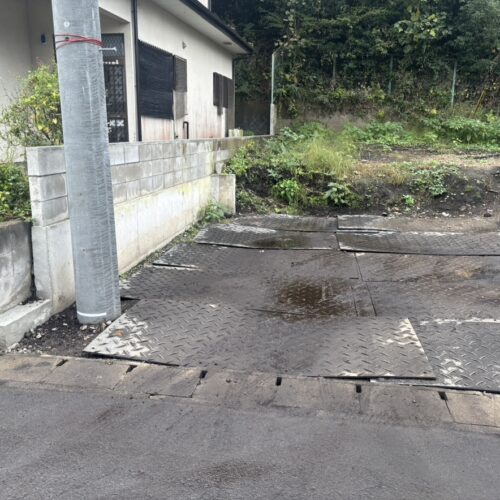 本日は工事着工前のご近隣へのご挨拶にお伺いさせて頂きました。お待たせ致しました外構工事着工となります。