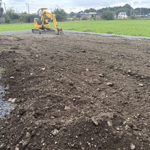 本日より工事着工となります。お庭への土入れ整地作業となります。