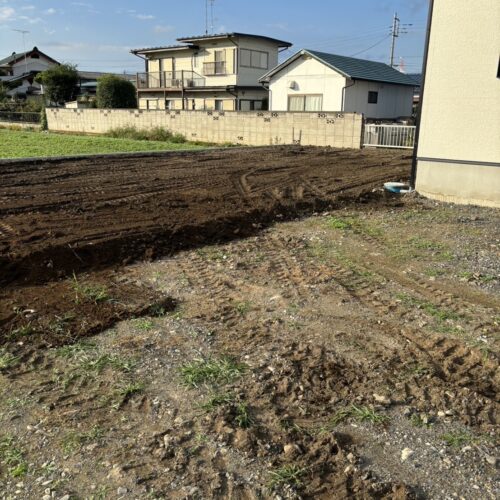 お庭への土入れ整地作業となります。