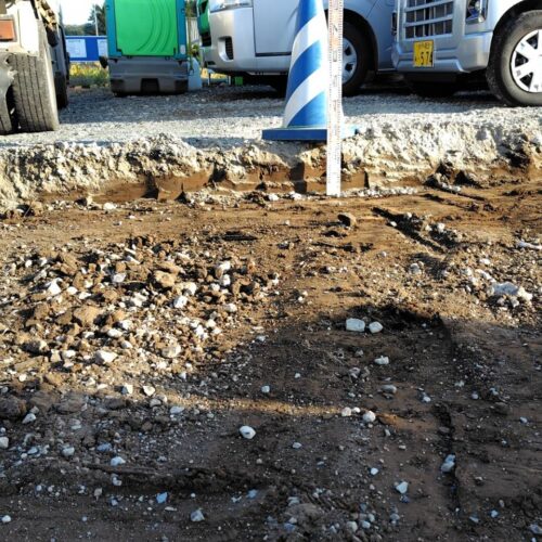 カーポート下地の掘削です