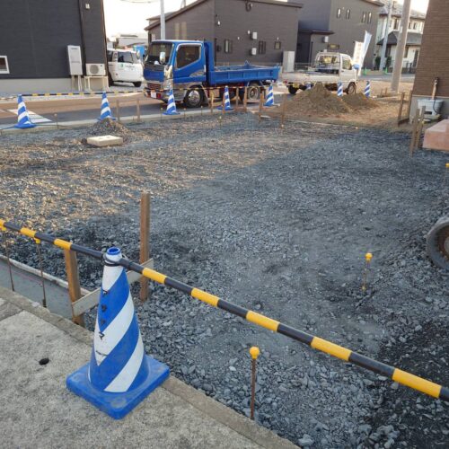 土間下地砕石敷き均しです。