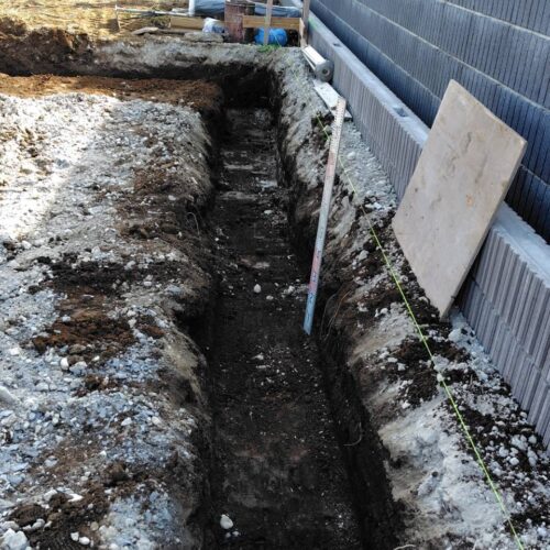 ガレージ基礎の掘削です。