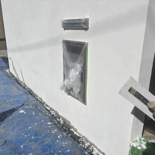 門袖へのビブロの塗り壁作業となります。