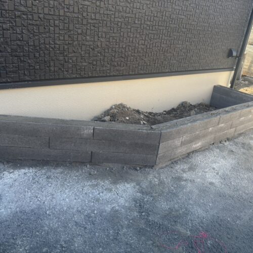 花壇ブロックのモデリートのブロック積み作業となります。