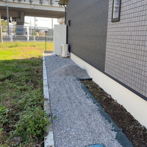 枕木のスリーパーラフト材の設置作業となります。