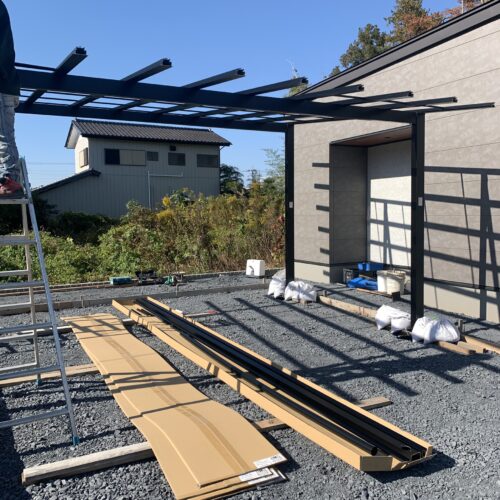 ブロックの天端均し作業となります。