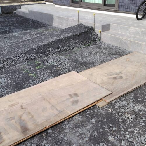 砕石敷きです。