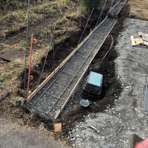 ブロック積み部のベース下地砕石転圧と鉄筋組みです。