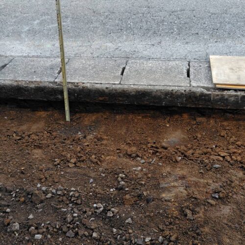 側溝際の掘削です。